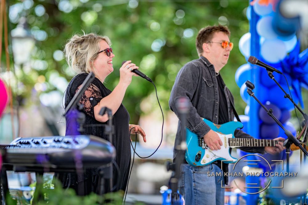 Duo singing with an electric guitar